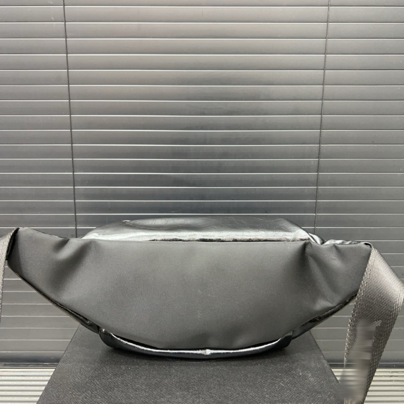 Muška kožna crossbody torbica s trokutnim logom, vodootporna, minimalistički luksuz, gradski stil