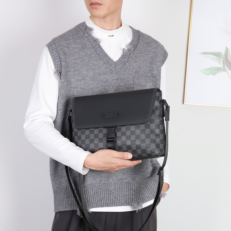 Muška crossbody torba s horizontalnim dizajnom, velika kapaciteta, preklopna klapa, karirani uzorak, pogodna za poslovna putovanja i svakodnevnu upotrebu, kompatibilna s 10-inčnim prijenosnim računalom