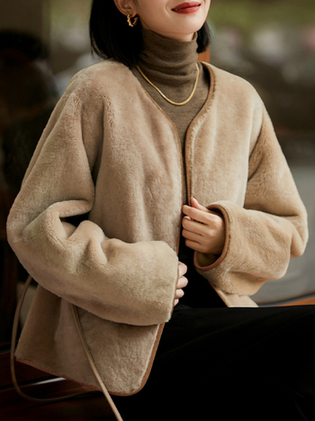 Ženski kaput od 100% vune s shearling krznom, okrugli ovratnik, opuštena silueta, vezica u struku za stisak