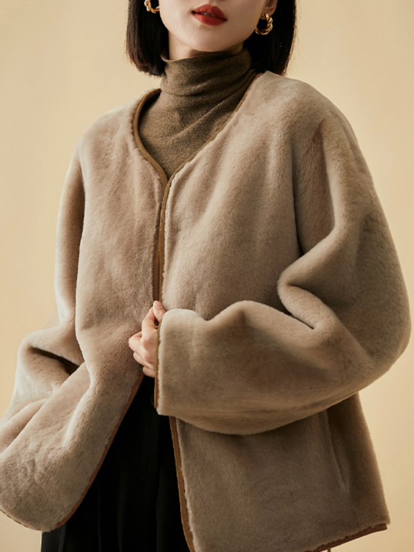 Ženski kaput od 100% vune s shearling krznom, okrugli ovratnik, opuštena silueta, vezica u struku za stisak