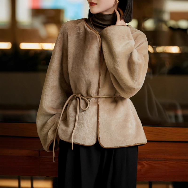Ženski kaput od 100% vune s shearling krznom, okrugli ovratnik, opuštena silueta, vezica u struku za stisak