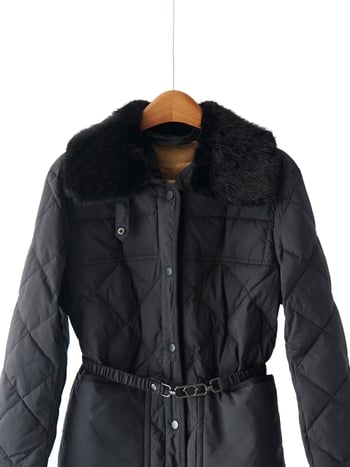 Ženski kaput od bijelog guščjeg perja s krznom na ovratniku i pojasa, uski kroj, elegantan stil