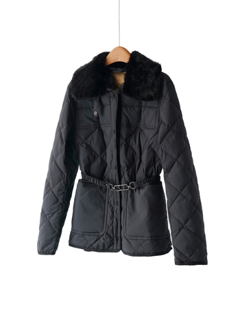 Ženski kaput od bijelog guščjeg perja s krznom na ovratniku i pojasa, uski kroj, elegantan stil