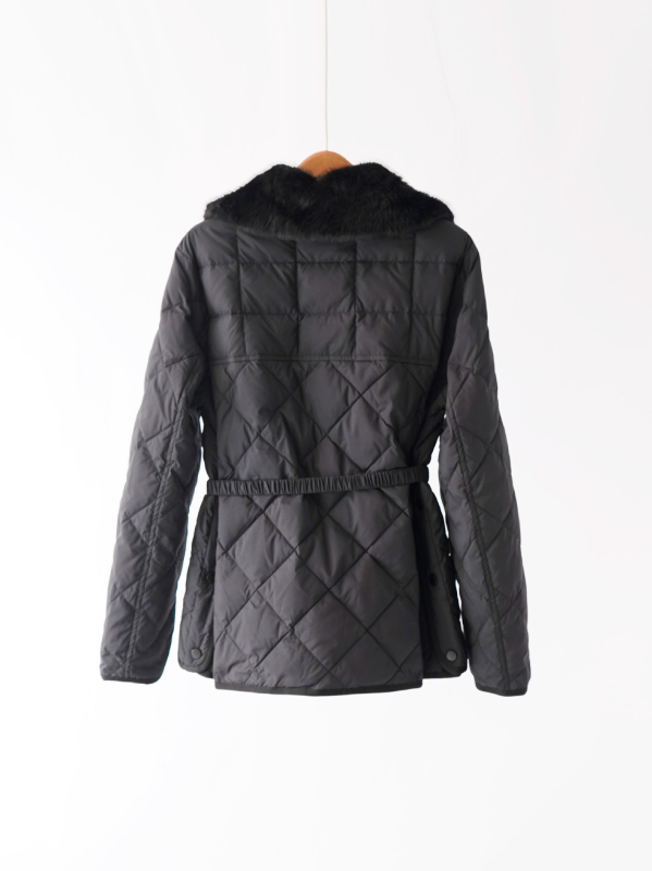 Ženski kaput od bijelog guščjeg perja s krznom na ovratniku i pojasa, uski kroj, elegantan stil