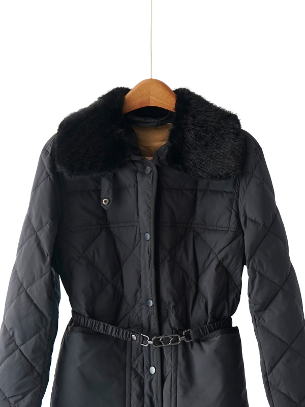 Ženski kaput od bijelog guščjeg perja s krznom na ovratniku i pojasa, uski kroj, elegantan stil