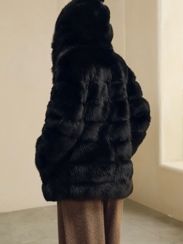 Ženski kaput s kapuljačom od umjetne lisice dlake, srednje dužine, zimski vanjski komad, elegantan gradski stil.