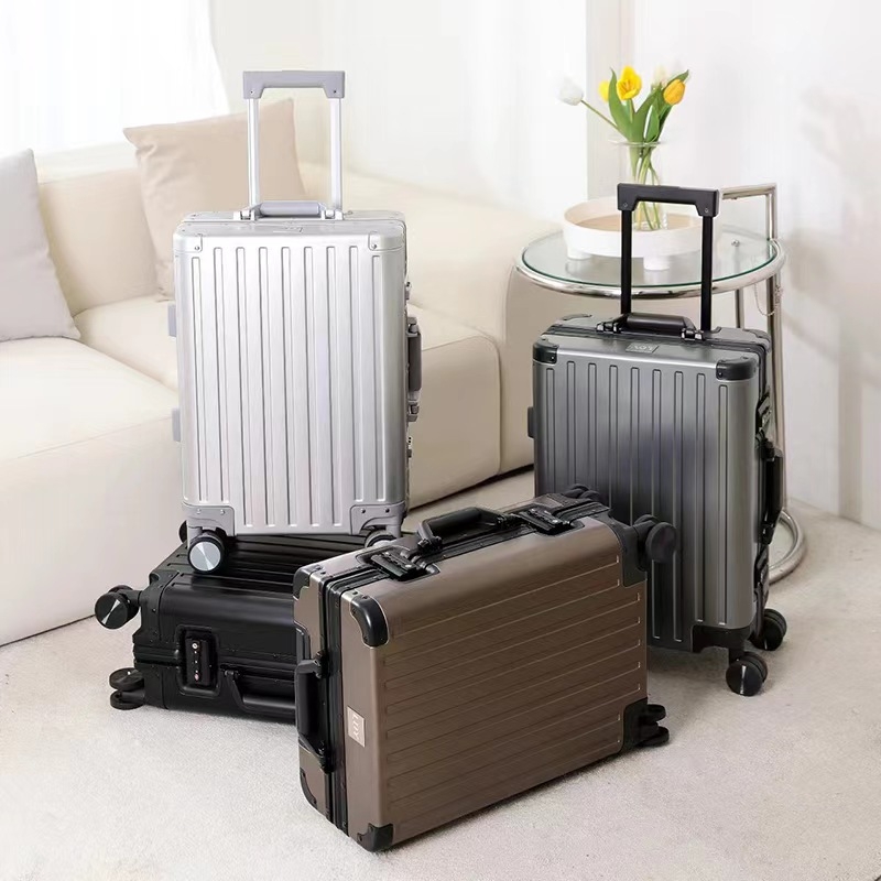 Személyre szabott kemény koff, alumínium kerettel és polikarbonát testtel, vízálló, univerzális kerekek, közepes méret, TSA zár