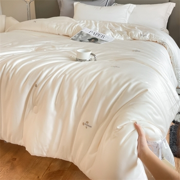 Λαμπερό πάπλωμα με 20% mulberry silk, 51% soy fiber και 29% πολυεστερικό γέμισμα; κάλυμμα Lyocell, κατάλληλο για όλες τις εποχές