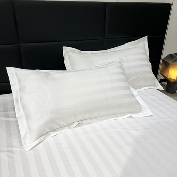 Fehér ökobarát bolyhosított négypieces hotel ágynemű készlet dunyhahuzattal, gumis lepedővel és párnahuzatokkal