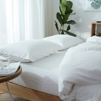 Fehér hotel ágynemű, 4 részes készlet: paplanhuzat, lepedő, két párnahuzat; egyszínű, szintetikus rostból, kefés felület, reaktív festés.