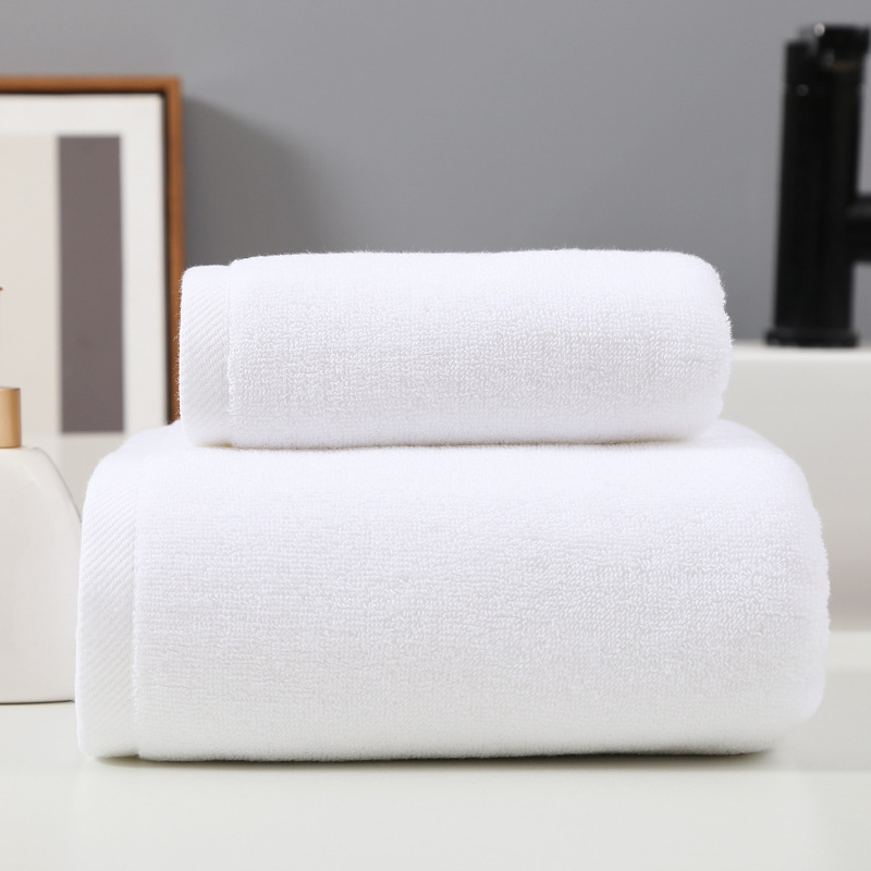 Bijeli hotelski ručnik od pamuka, 150 g, mekan, upijajući, debeo, s logom