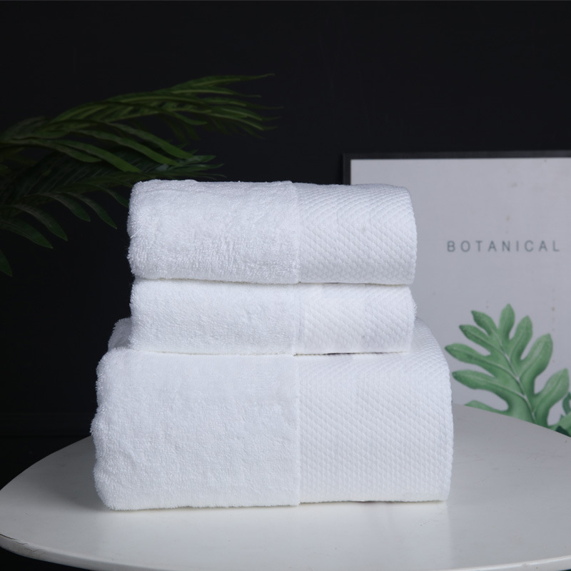 Hotelski ručnik od pamuka, 600 g, platinasti satenski završetak, uključuje ručnik za lice, 16S