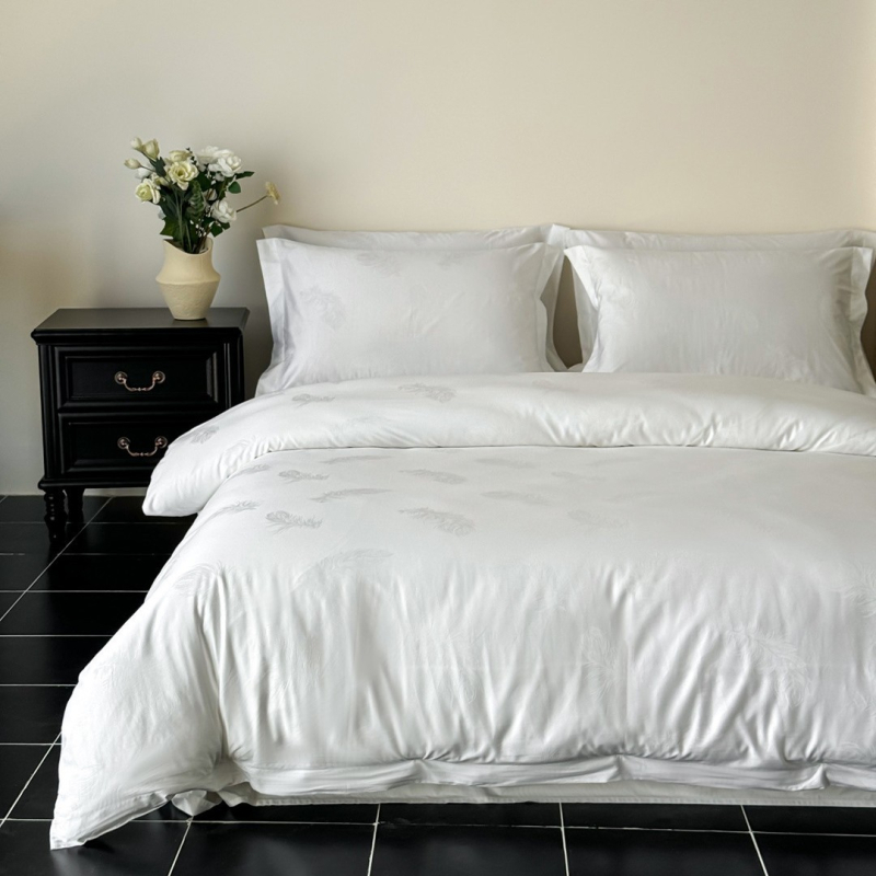 Szállodai ágynemű négyrészes készlet pehely jacquard huzattal és jacquard lepedővel, tiszta fehér satin