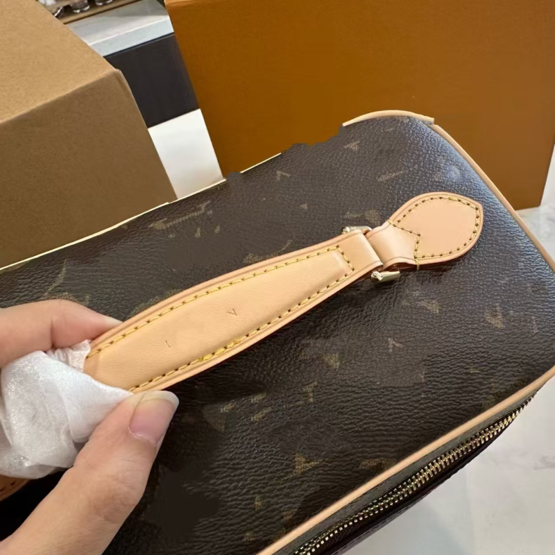 Ženska kozmetička torbica od prave kože, novi trend model, svestrana crossbody torba velikog kapaciteta
