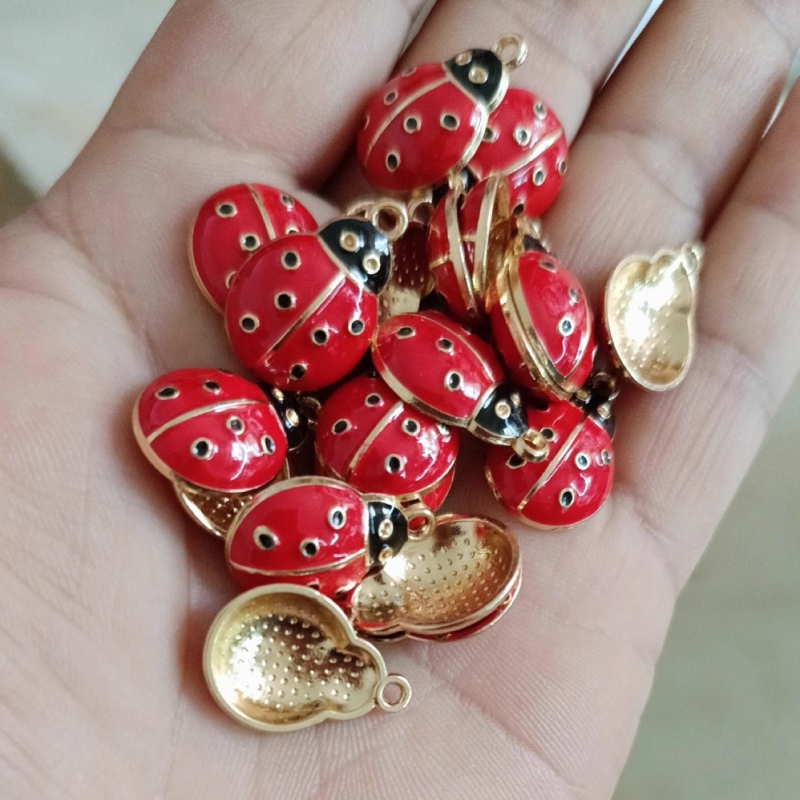 DIY set nakita s motivom sedmobodne bubamare: legirani dijelovi s elektroplastirom; uključuje privjesak za ključeve, zapinanje tip lobster, privjesak za torbu, naušnice, ogrlicu i dodatke za telefon