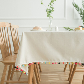 Skandinavska stolnjna krpa s pomponama, krem boja, pravokutni oblik, cvjetni uzorak, moderni minimalistički stil
