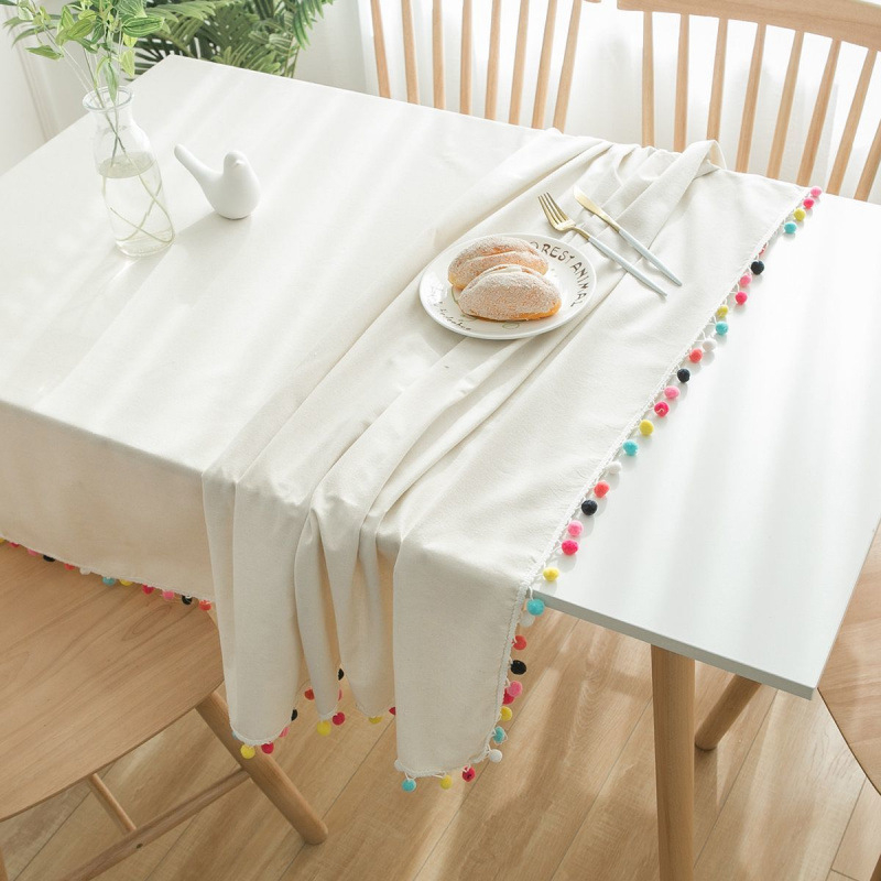 Skandinavska stolnjna krpa s pomponama, krem boja, pravokutni oblik, cvjetni uzorak, moderni minimalistički stil