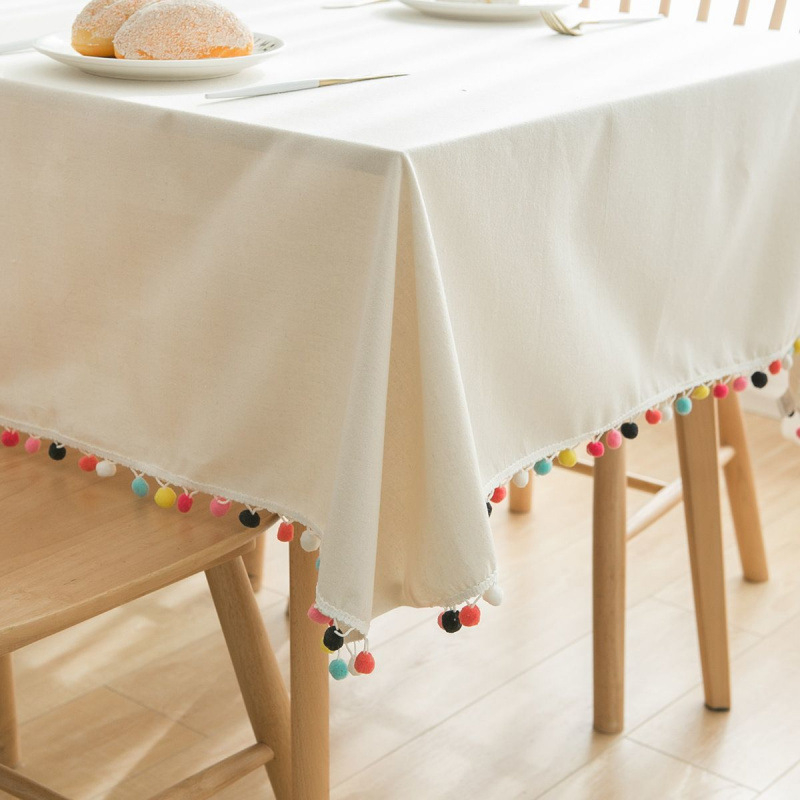 Skandinavska stolnjna krpa s pomponama, krem boja, pravokutni oblik, cvjetni uzorak, moderni minimalistički stil