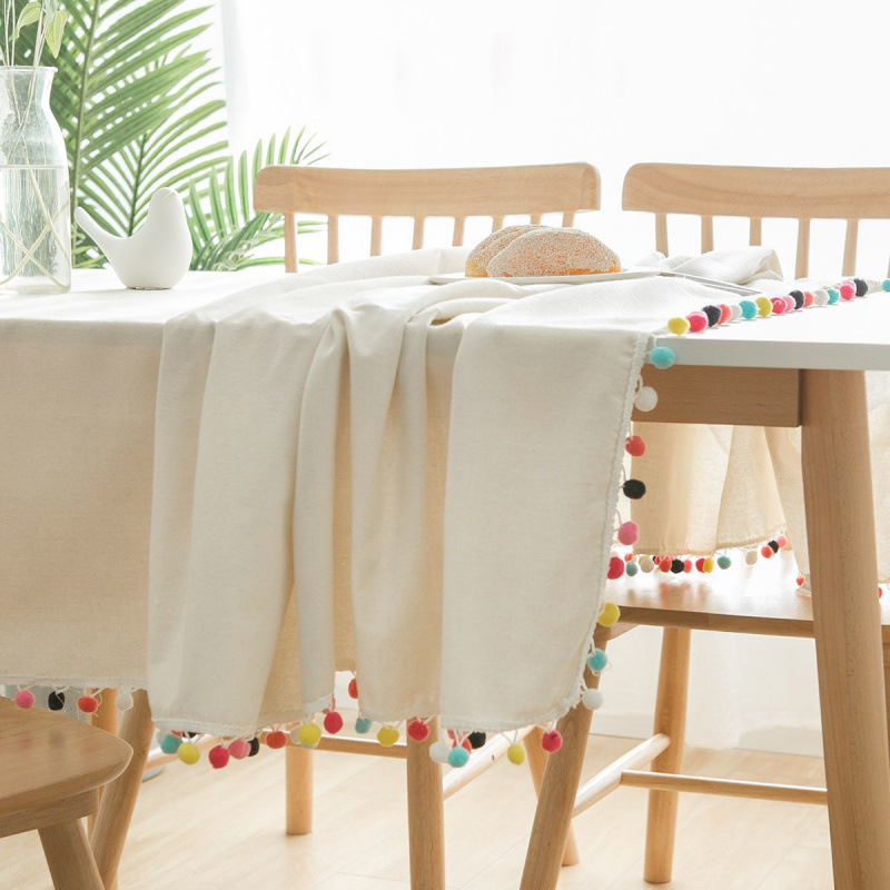 Skandinavska stolnjna krpa s pomponama, krem boja, pravokutni oblik, cvjetni uzorak, moderni minimalistički stil
