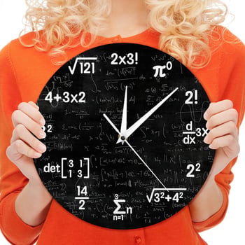 Zidni sat s matematičkim znakovima, logikom i jednadžbama, moderan minimalistički dizajn