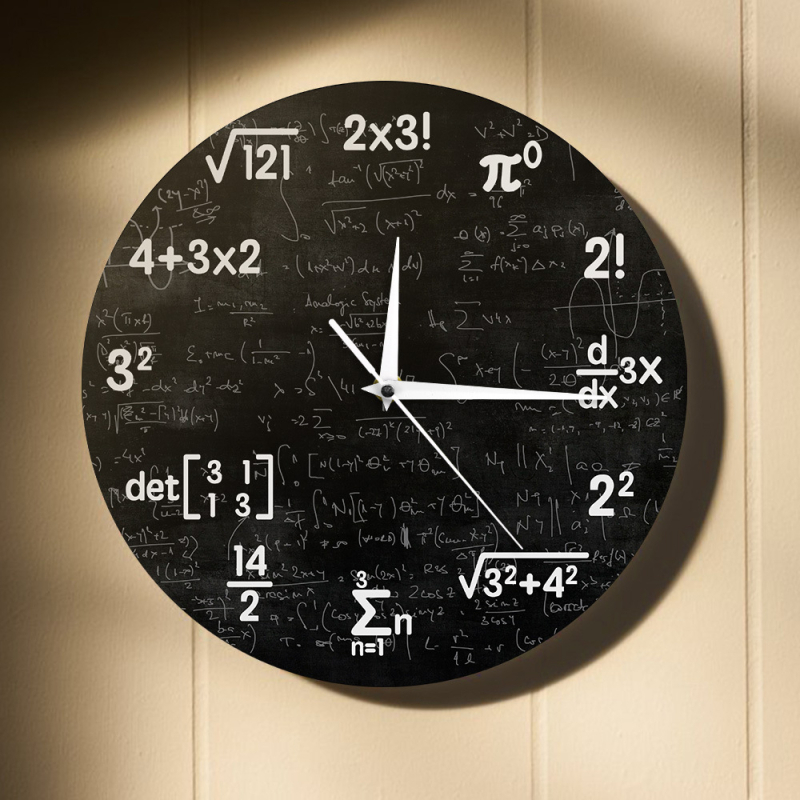 Zidni sat s matematičkim znakovima, logikom i jednadžbama, moderan minimalistički dizajn