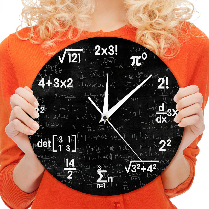 Zidni sat s matematičkim znakovima, logikom i jednadžbama, moderan minimalistički dizajn