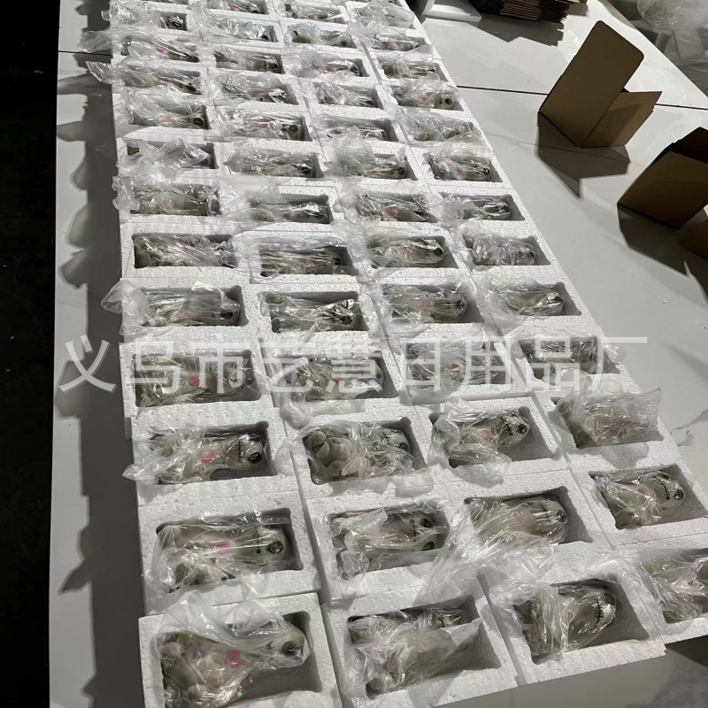 Figura od smole u stilu crtanog filma s konusnim plamenikom – dekorativna figurica