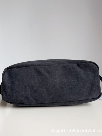 STU Nova crossbody torbica od platna sa leptirovim motivom i izvezenim slovima, srednja veličina, kvadratni oblik