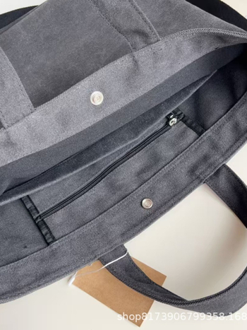 STU Nova crossbody torbica od platna sa leptirovim motivom i izvezenim slovima, srednja veličina, kvadratni oblik