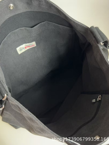 STU Nova crossbody torbica od platna sa leptirovim motivom i izvezenim slovima, srednja veličina, kvadratni oblik