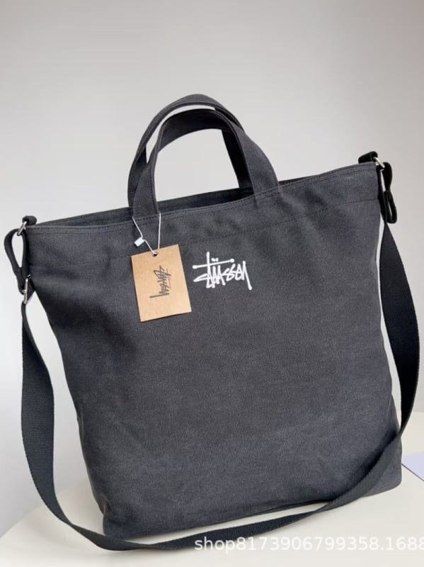 STU Nova crossbody torbica od platna sa leptirovim motivom i izvezenim slovima, srednja veličina, kvadratni oblik