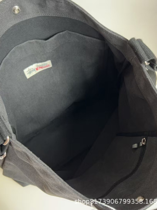 STU Nova crossbody torbica od platna sa leptirovim motivom i izvezenim slovima, srednja veličina, kvadratni oblik