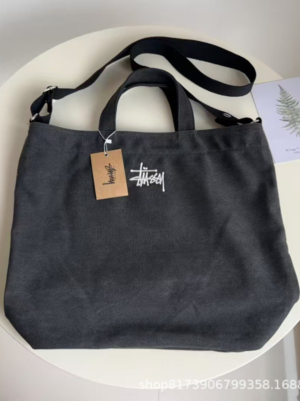 STU Nova crossbody torbica od platna sa leptirovim motivom i izvezenim slovima, srednja veličina, kvadratni oblik