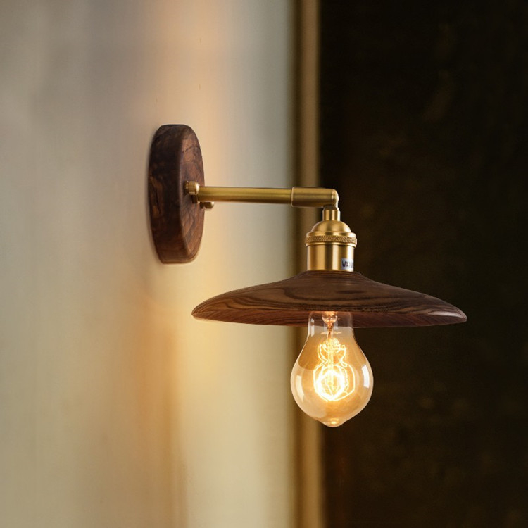 Retro nordijska zidna lampa uz krevet s prekidačem, drvo u boji oraha, masivno drvo, nostalgična kreativna rasvjeta