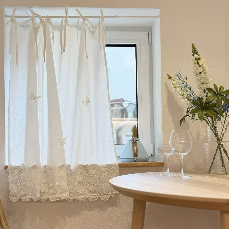 Bijela zavjesa u francuskom stilu za vrata garderobe, s vezicama, bez bušenja