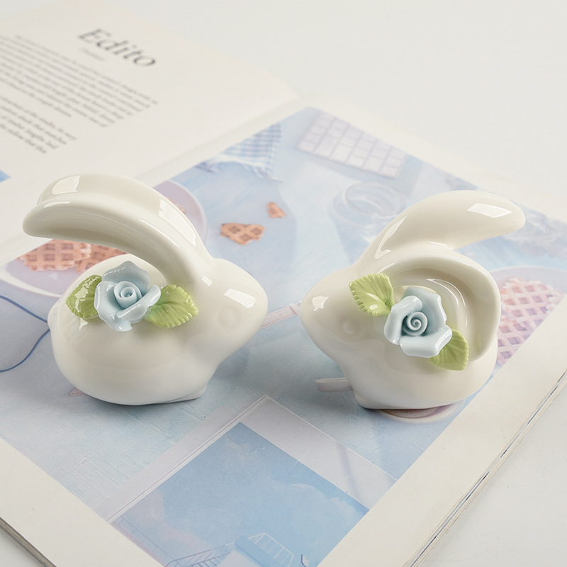 Porcelanski zeko s ručno oblikovanim cvjetovima, stolna dekorativna figurica u tea-pet stilu, dar za par