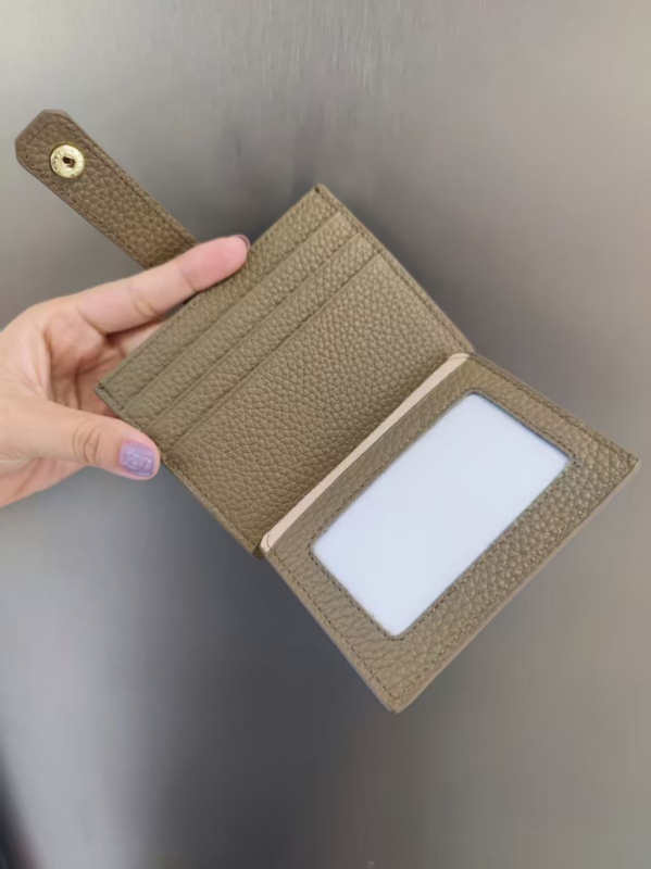 Ženski kožni držač kartica, kratki stil, višestruki pretinci za kartice i pretinac za ID