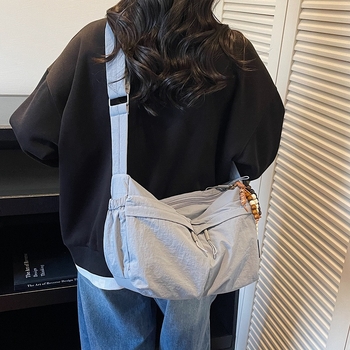 Nova jesensko–zimska crossbody torba s višestrukim džepovima i velikim kapacitetom, moderan minimalistički stil, ležeran i svestran