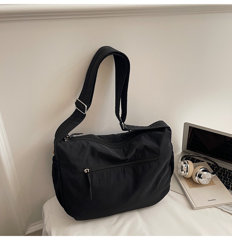 Nova jesensko–zimska crossbody torba s višestrukim džepovima i velikim kapacitetom, moderan minimalistički stil, ležeran i svestran