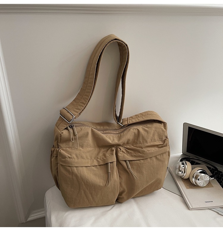 Nova jesensko–zimska crossbody torba s višestrukim džepovima i velikim kapacitetom, moderan minimalistički stil, ležeran i svestran
