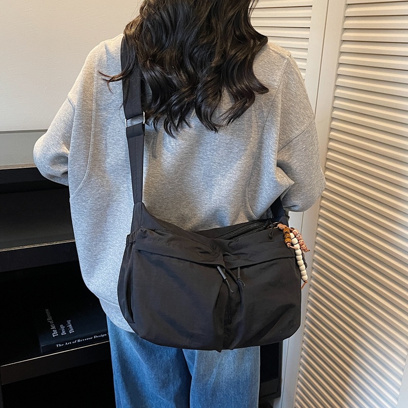 Nova jesensko–zimska crossbody torba s višestrukim džepovima i velikim kapacitetom, moderan minimalistički stil, ležeran i svestran