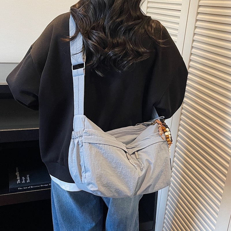 Nova jesensko–zimska crossbody torba s višestrukim džepovima i velikim kapacitetom, moderan minimalistički stil, ležeran i svestran