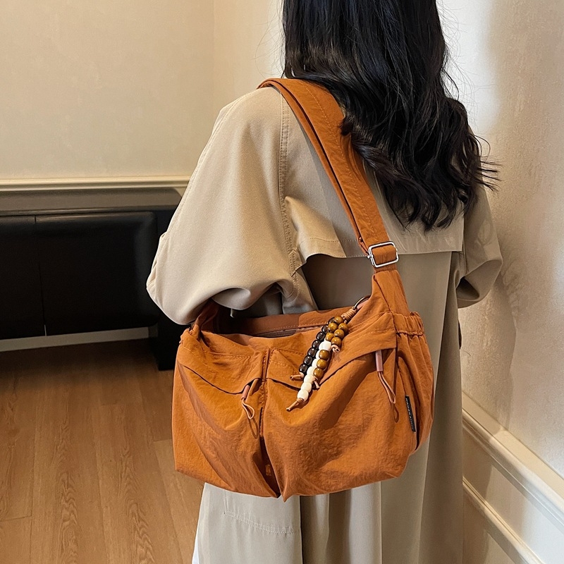Nova jesensko–zimska crossbody torba s višestrukim džepovima i velikim kapacitetom, moderan minimalistički stil, ležeran i svestran