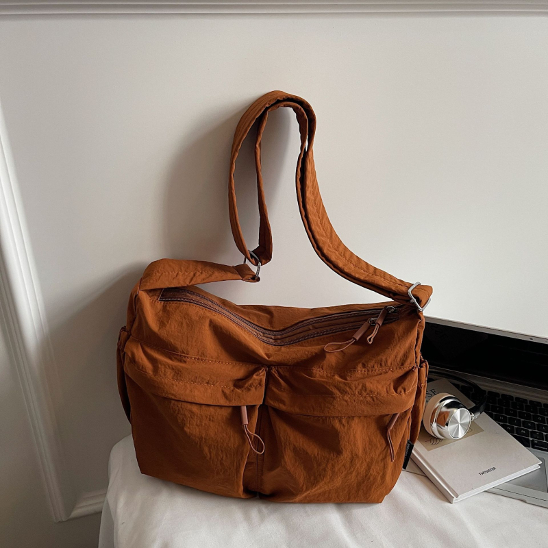 Nova jesensko–zimska crossbody torba s višestrukim džepovima i velikim kapacitetom, moderan minimalistički stil, ležeran i svestran