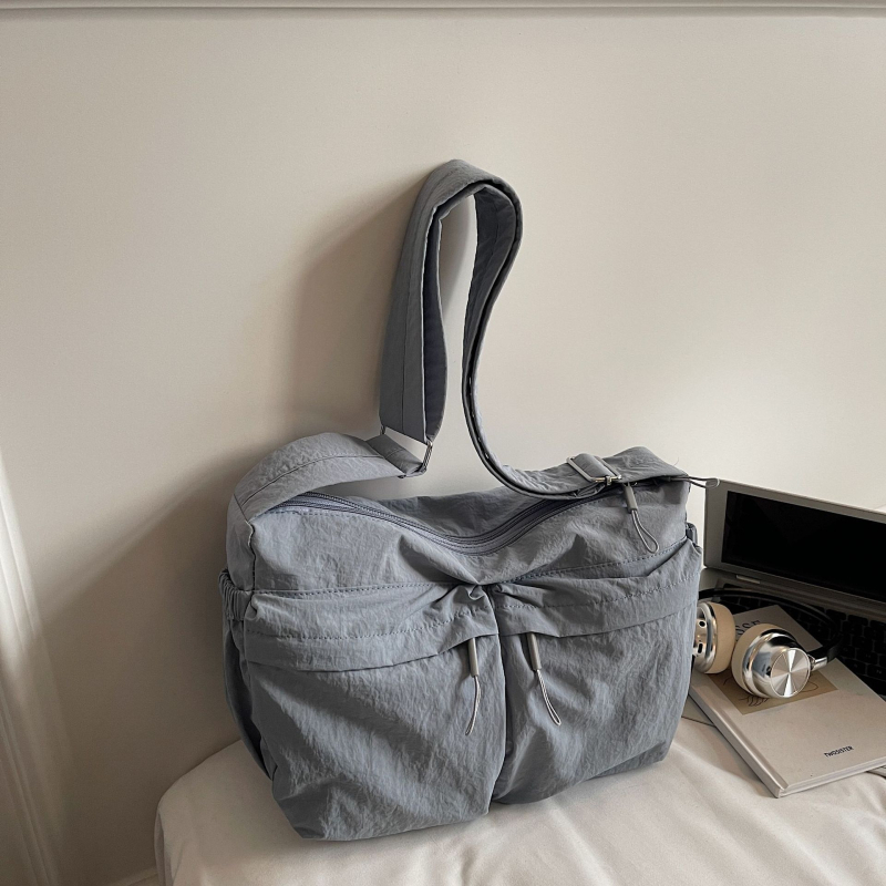 Nova jesensko–zimska crossbody torba s višestrukim džepovima i velikim kapacitetom, moderan minimalistički stil, ležeran i svestran