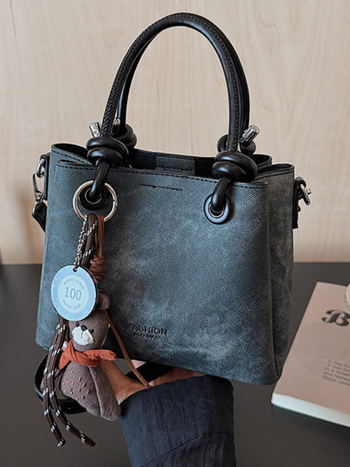 Mala crossbody torba tipa bucket sa zatvaračem, gradski minimalistički dizajn, retro inspiracija