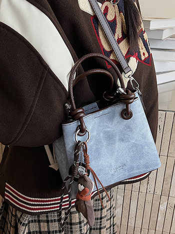 Mala crossbody torba tipa bucket sa zatvaračem, gradski minimalistički dizajn, retro inspiracija