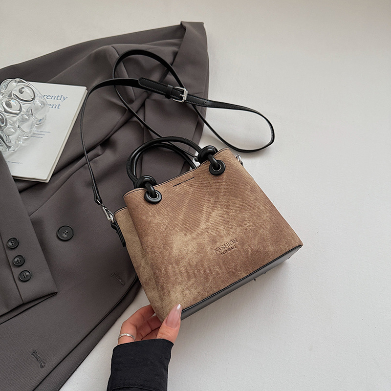 Mala crossbody torba tipa bucket sa zatvaračem, gradski minimalistički dizajn, retro inspiracija