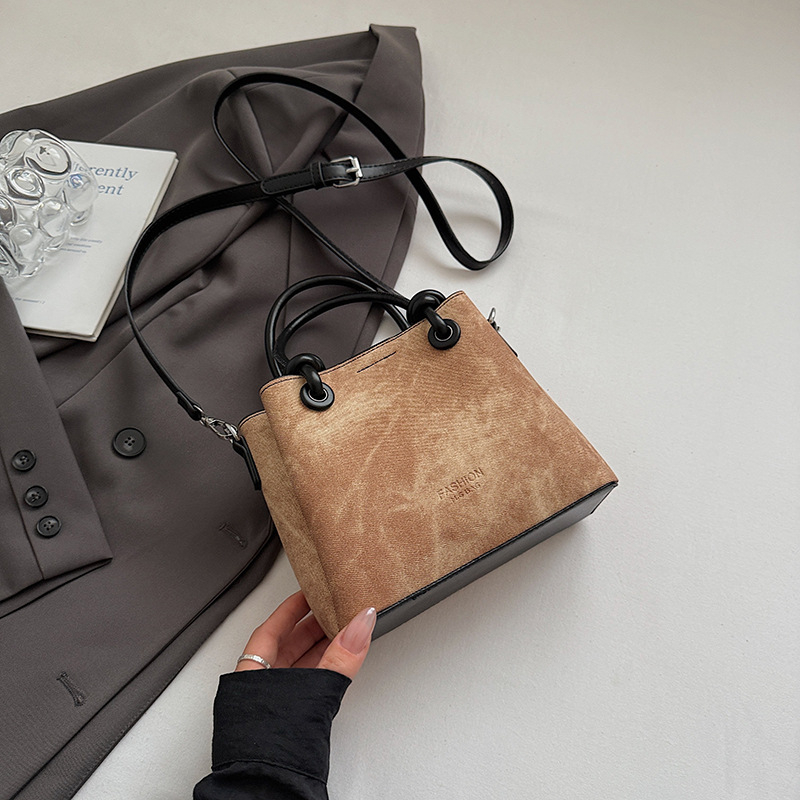 Mala crossbody torba tipa bucket sa zatvaračem, gradski minimalistički dizajn, retro inspiracija