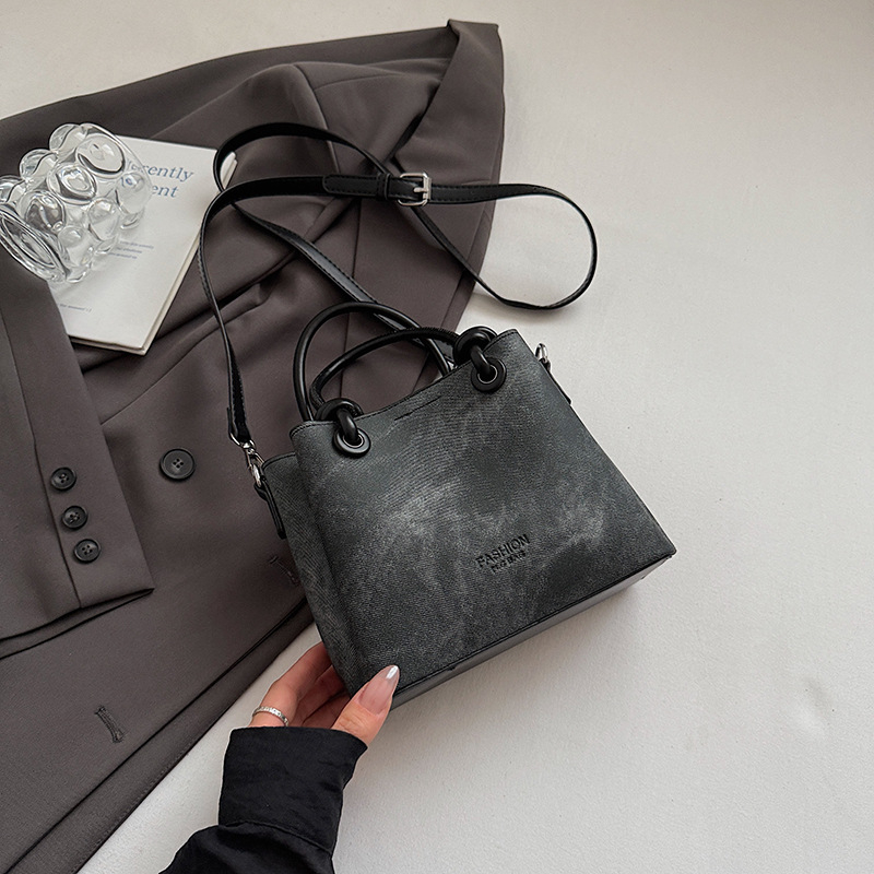Mala crossbody torba tipa bucket sa zatvaračem, gradski minimalistički dizajn, retro inspiracija